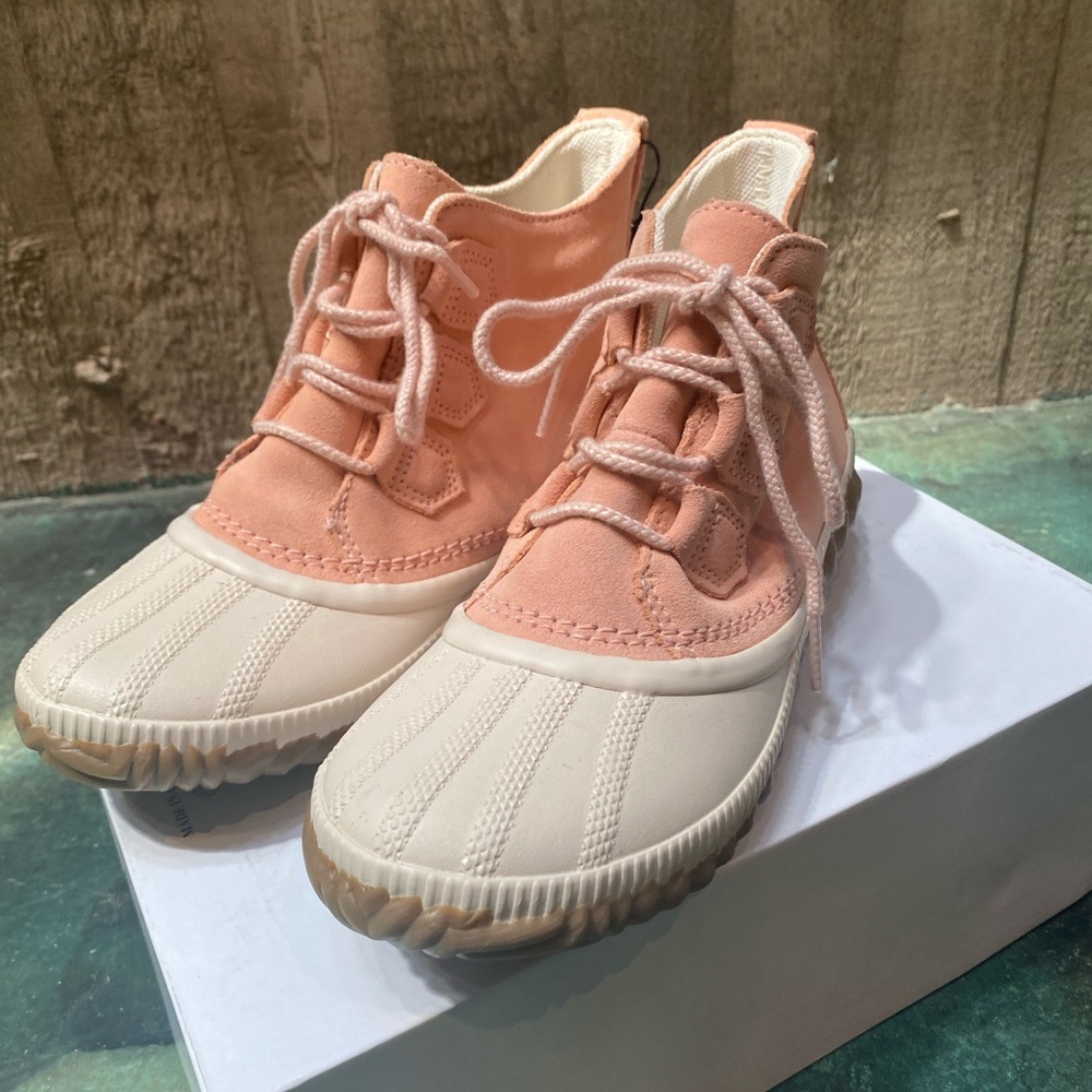 Sorel Out ‘N About light pink ankle boot